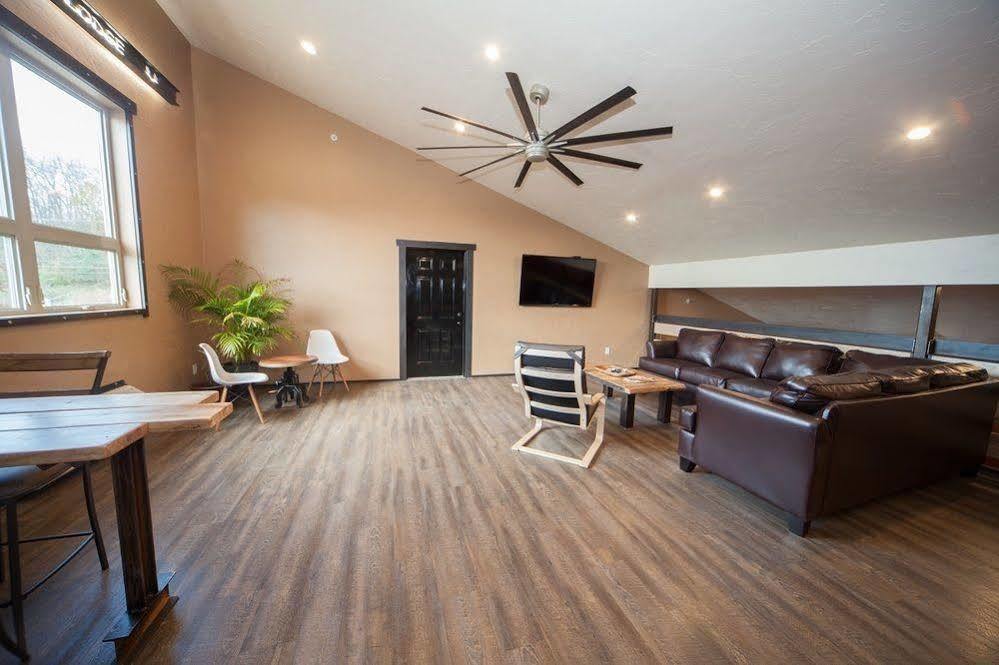 Log Cabin Lodge & Suites Jones Mills 외부 사진